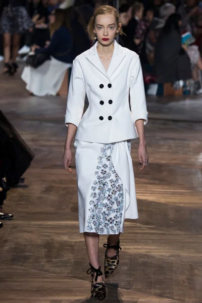 Look 10